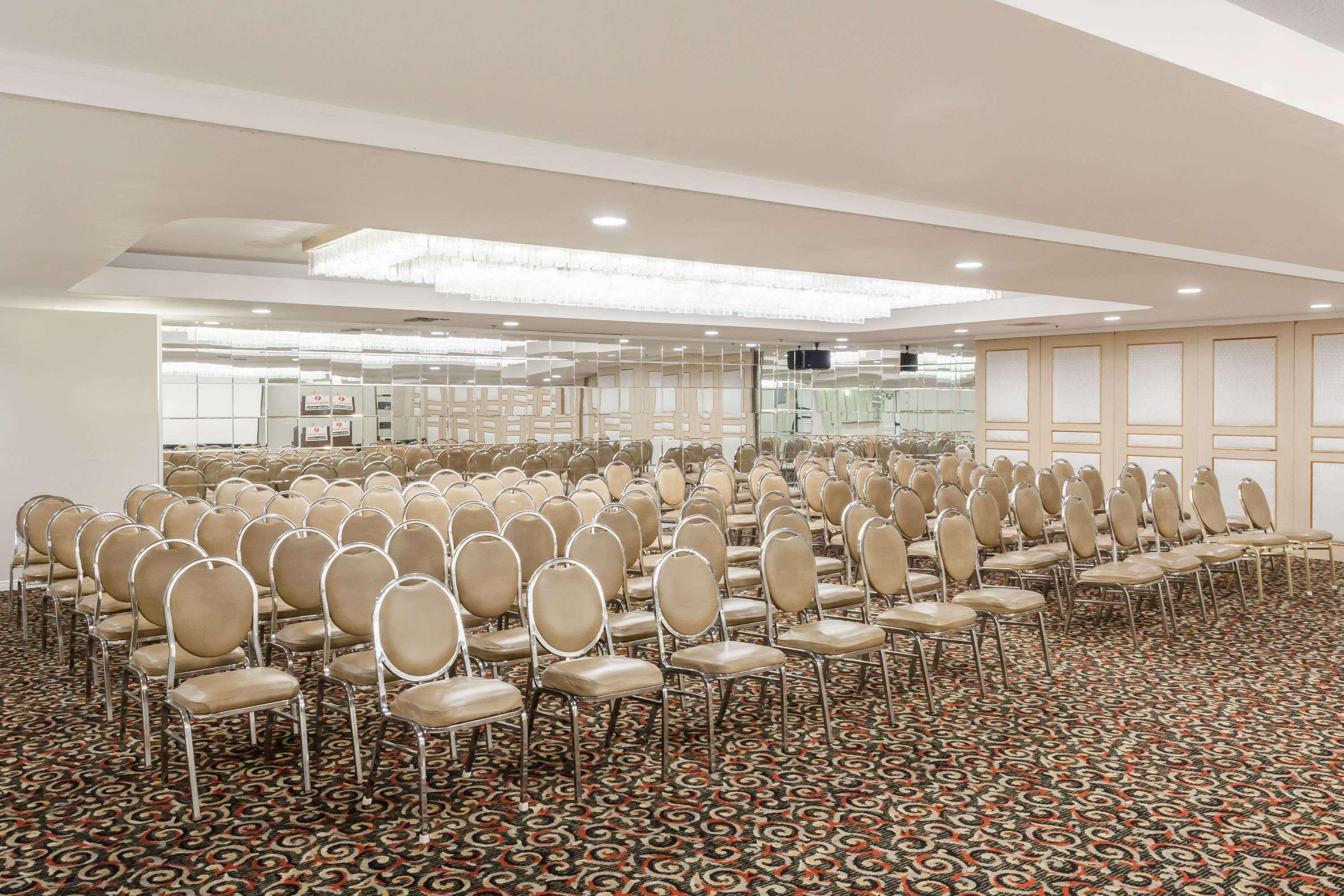 Hotel Ramada Plaza By Wyndham Garden Grove/Anaheim South Exterior foto