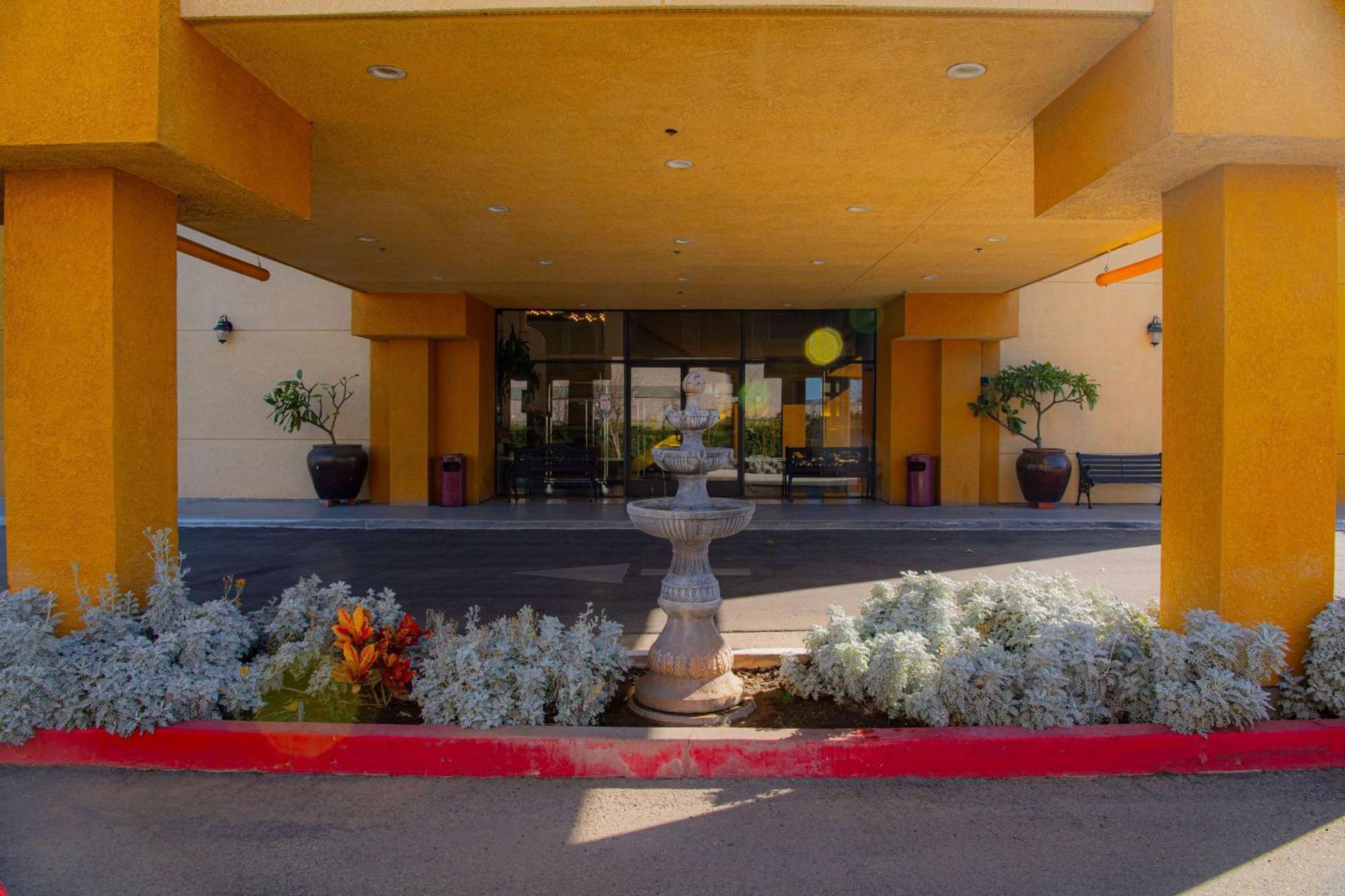 Hotel Ramada Plaza By Wyndham Garden Grove/Anaheim South Exterior foto